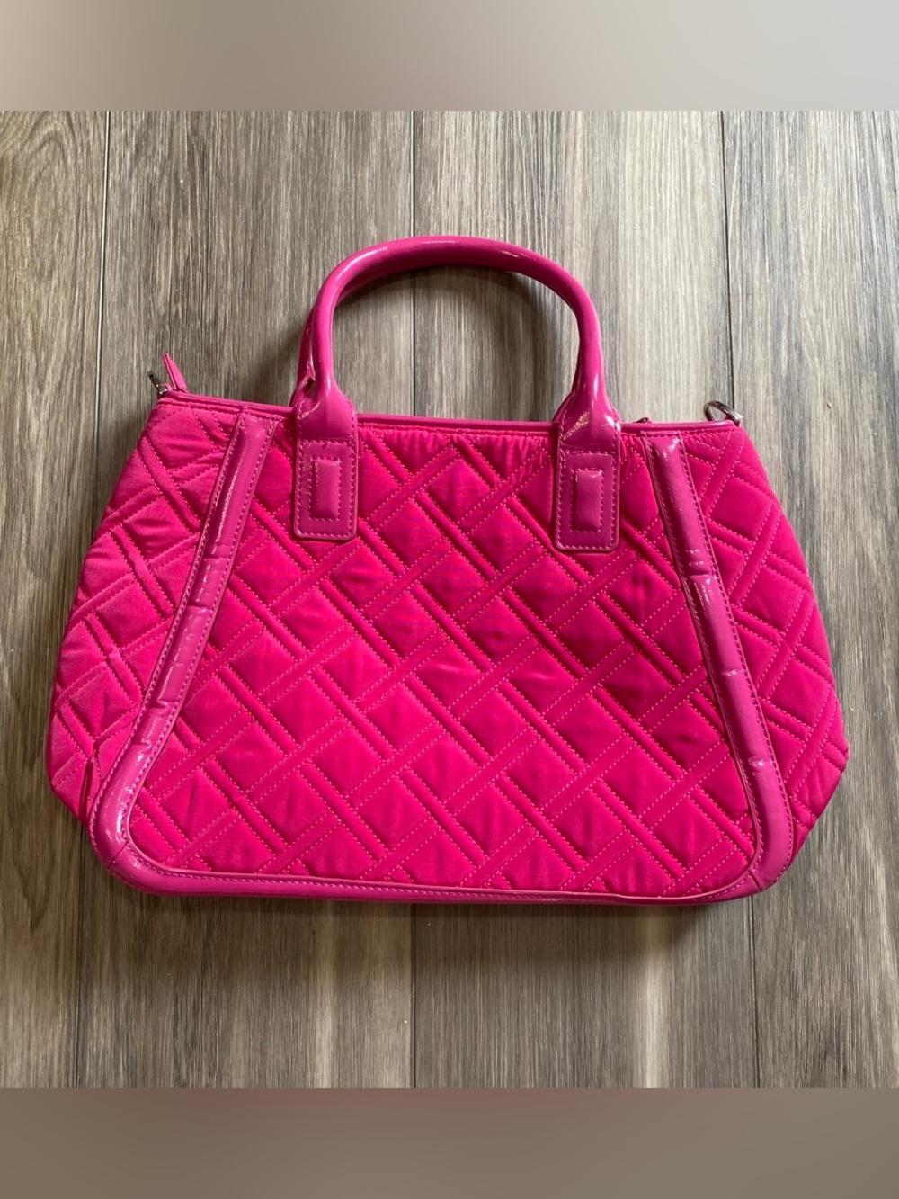 Vera Bradley large Bright Pink quilted and faux leather bag. Excellent Condition - Picture 2 of 4